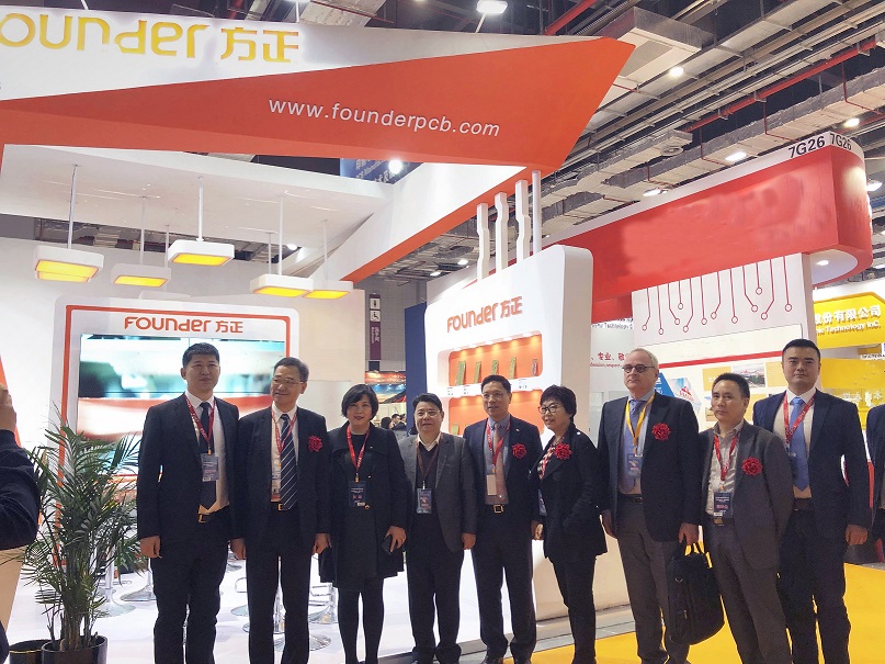 15542721501246.jpg 配圖:專家代表前來方正PCB展臺參觀.jpg